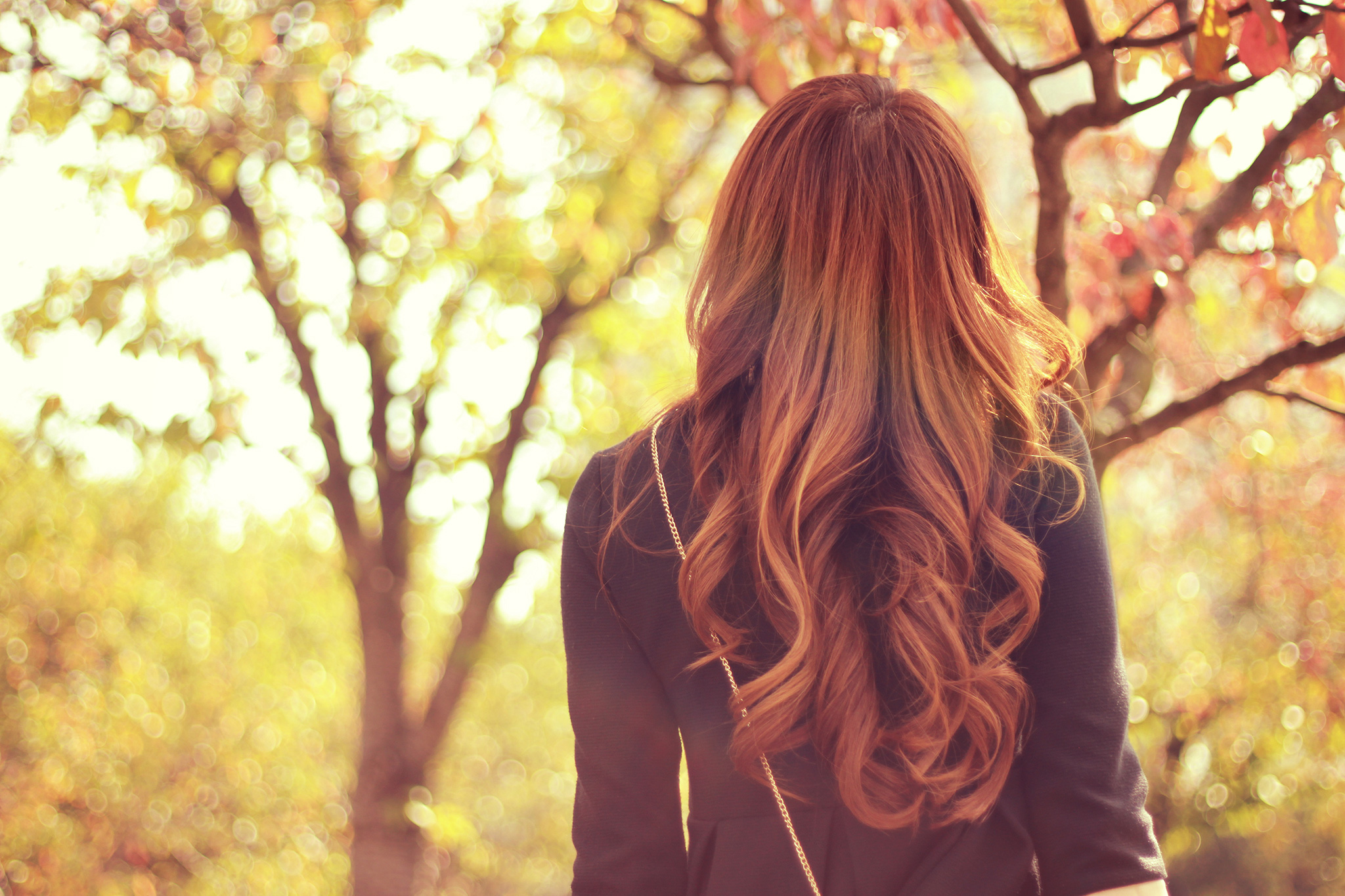 自由な髪型の女性のイメージ画像