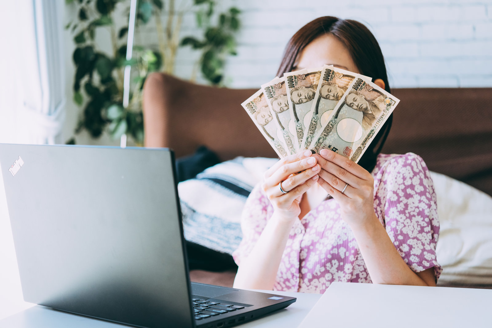 お金を持ってる女性のイメージ画像